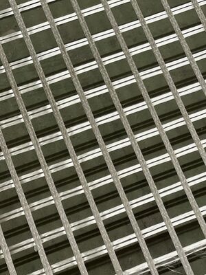 Goede prijs. 100-100KN/M Glasvezelversterkingsgeogrid gecoat met bitumen asfalt scheurpreventie online