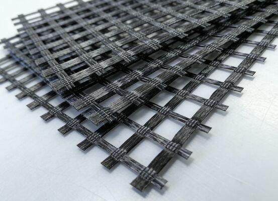 Un bon prix. Résistance de conception à long terme 200-100 KN/M Remblai uniaxial de renfort de géogrille de polyester enduit de PVC en ligne