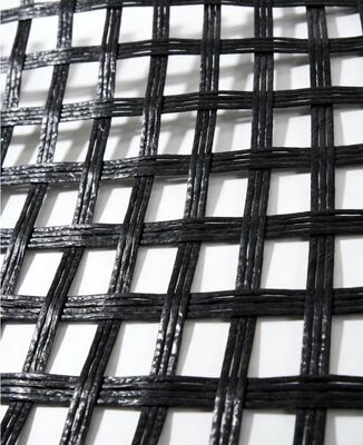 Un bon prix. Remblai d'autoroute uniaxial de renfort de géogrille de polyester enduit par PVC de haute résistance de 400-100 KN/M en ligne