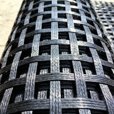 Un bon prix. Géogrille polyester uniaxiale revêtue de PVC 400-100 KN/M pour le renforcement de talus et de murs de soutènement d'autoroutes en ligne