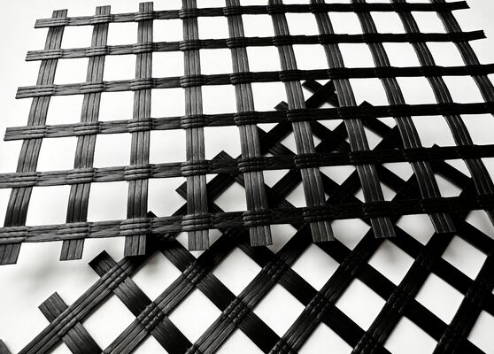 Un bon prix. Longueur du rouleau 50 à 100 m Géogrid en fibre de verre avec une résistance de 30 à 200 knm et une largeur de 1 à 6 m pour la stabilisation du sous-sol en ligne